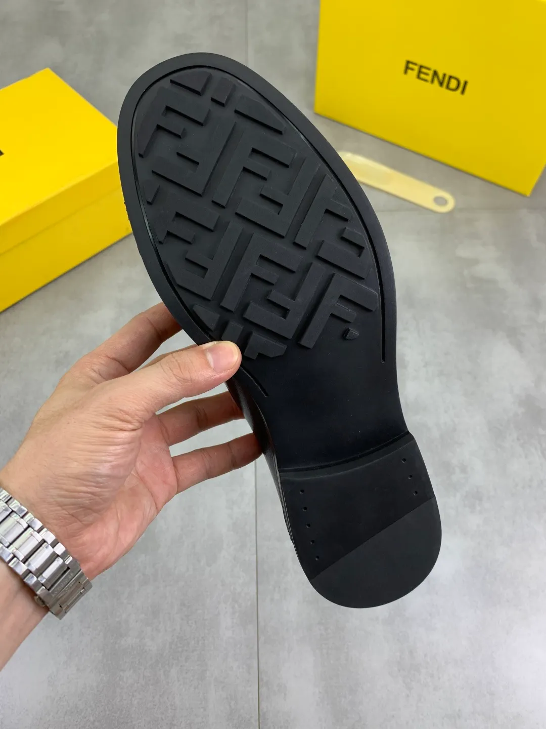 ​Men's shoes 💰P480💰[New model] Water dyed cowhide 🆘 The latest FENDI (Fendi) new casual leather shoes 🕶️🕶️Simple routing effect, showing an elegant and cool driving shoe 🎬Made of Italian 🇮🇹 imported calfskin + first-layer water-dyed cowhide lining🐂Excellent material🎬Detailed workmanship 🤗Comfortable foot feel➰➰. ​Pair it with any outfit to show your taste and temperament, low-key luxury ♻️Design ​simple and elegant ​noble and fashionable 🍃​Very loved and favored by trendy men 💓❤️Size: 38-44 2⃣️colors available